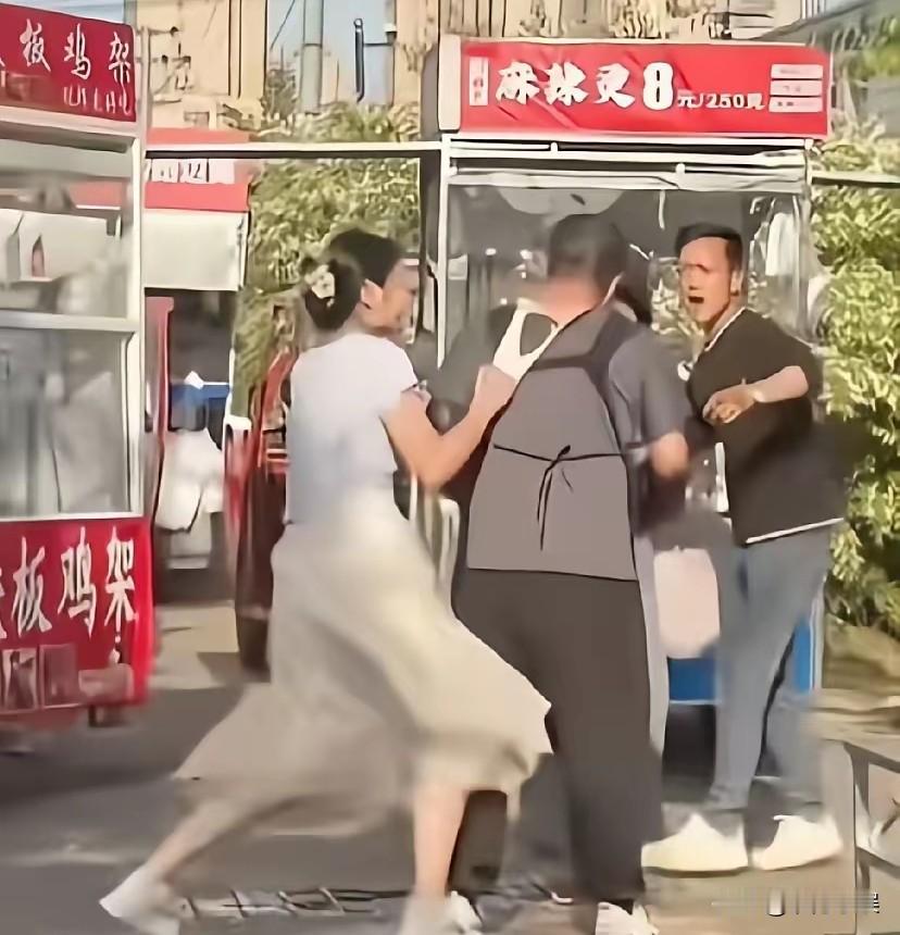 一个女人竟然这么没有羞耻心，这么卑鄙，在大街上就公然地脱下内裤，套在别的男人的头