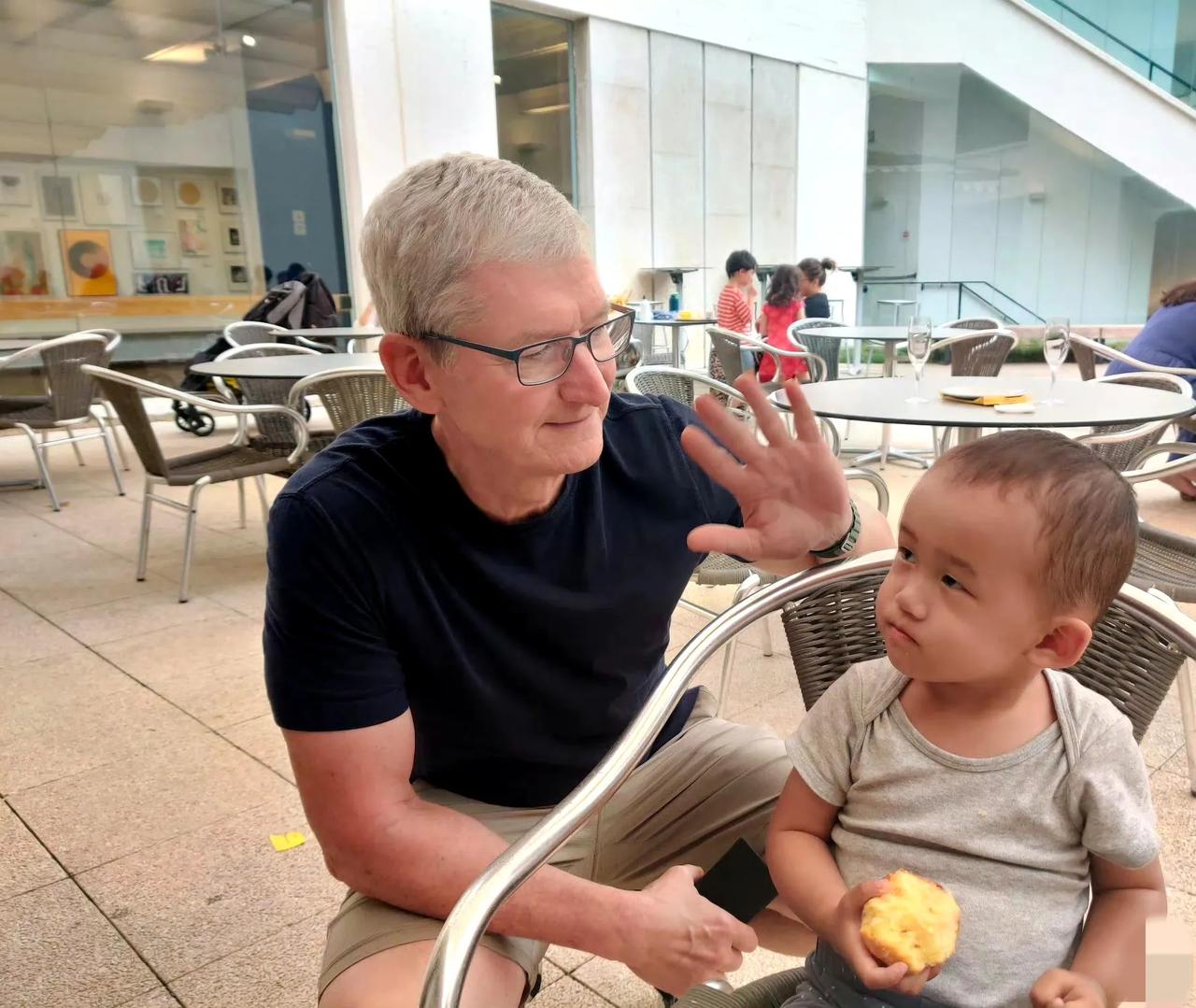 库克拿的也是遥遥领先吗？
经不少网友鉴定，
他拿的就是华为[呲牙]