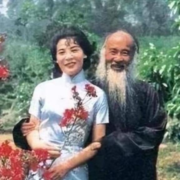 1945年，张大千收了个16岁的女徒弟。结果女徒弟画技还没进步，肚子先大了，她找