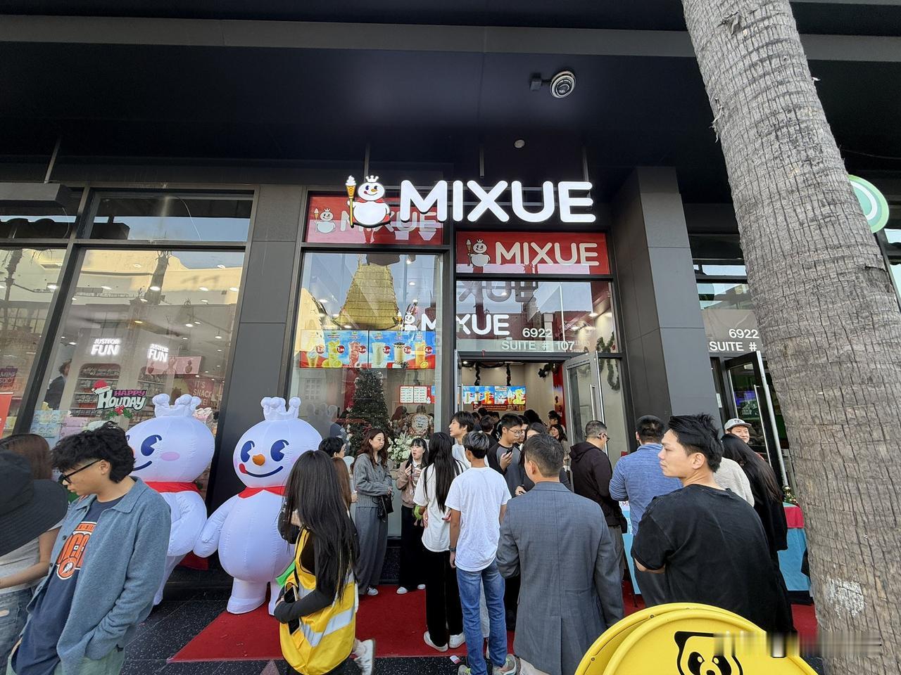 蜜雪冰城登陆洛杉矶
老美也爱珍珠奶茶？今天晚上，有美国洛杉矶网友在个人社交媒体发