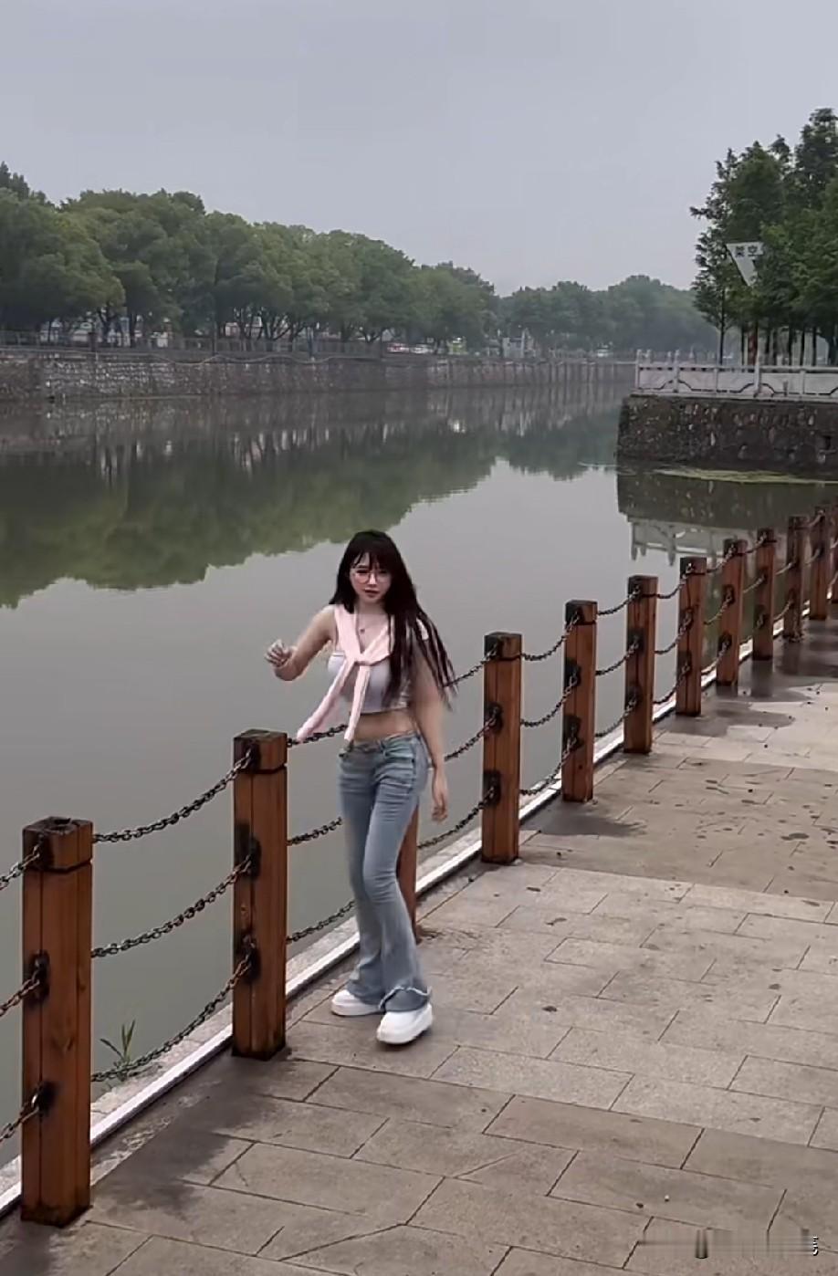 人这一生，
不必强迫自己和所有人同频。
有的人聊得来，就多相伴；
三观不合，保持