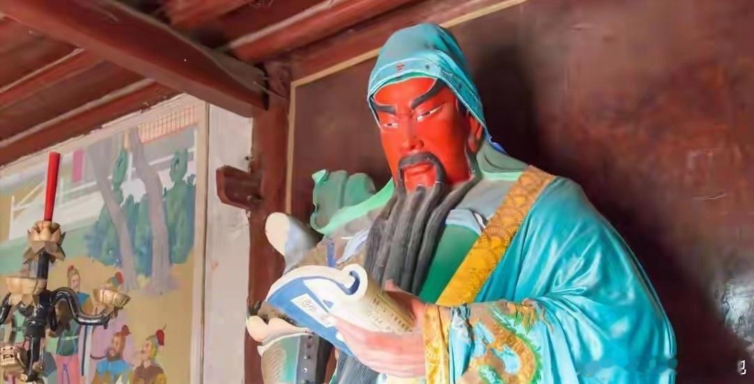 关羽立于樊城城头，怒目圆睁，将帅旗一劈两半，怒吼道：“孙权小儿竟来联姻？告诉他，