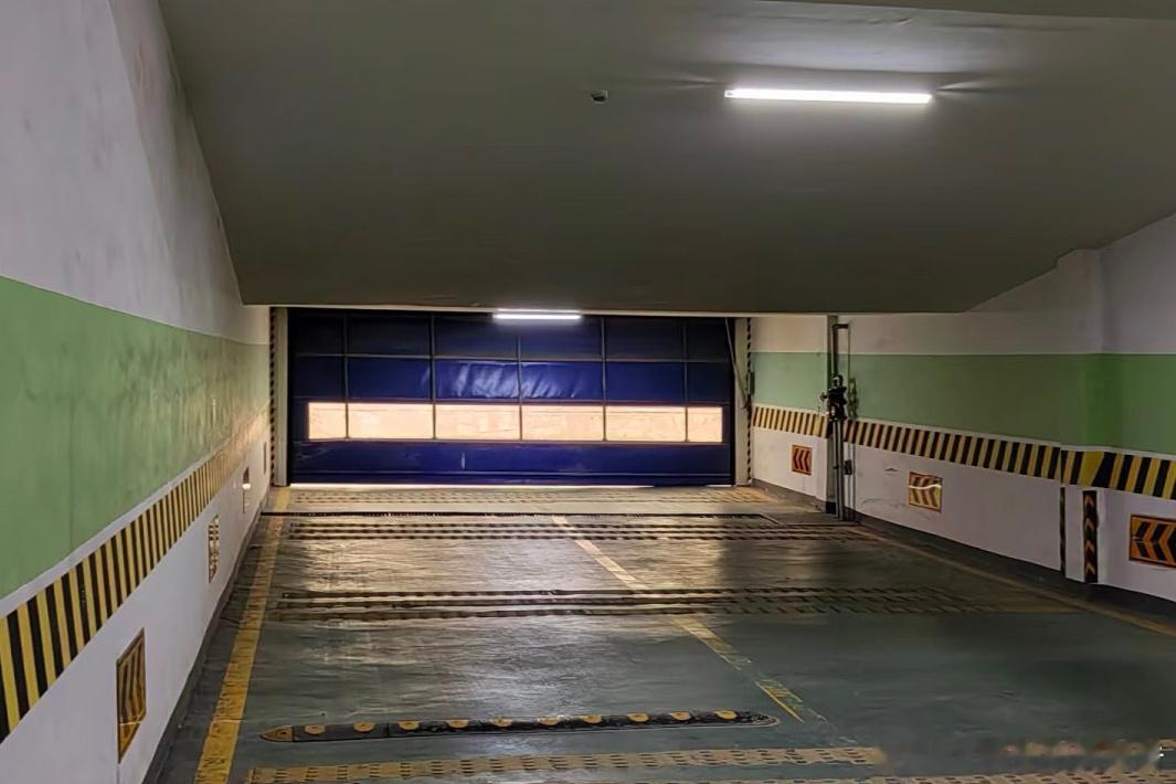 刚刚带南方朋友去商场地库停车，她突然大喊“等等！”吓了我一跳，我还以为出啥状况了