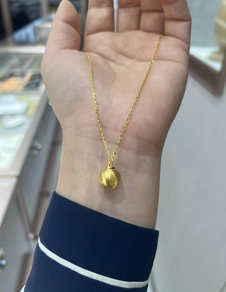 小灯球不靠重量靠光，一克黄金闪出三克的气场。
天猫预售30分钟卖爆1200件，不