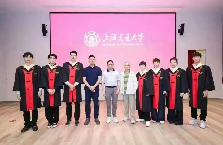 5月28日国乒孙颖莎、王曼昱正式从上海交通大学毕业，俩人穿着红黑镶边学士服拍毕业