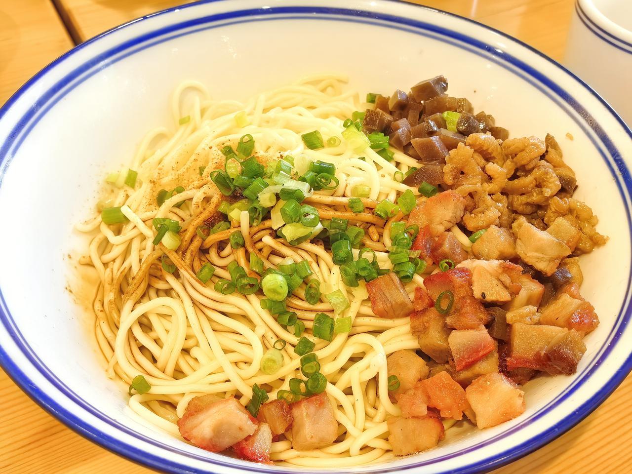 热干面与咖啡也很搭，过早来碗1980全料热干面配冰美式蛮到位。