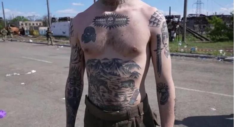 乌克兰“艾达尔营"士兵被俘后“啃咬”自己身上的纳粹纹身。
    被俄军在苏梅州