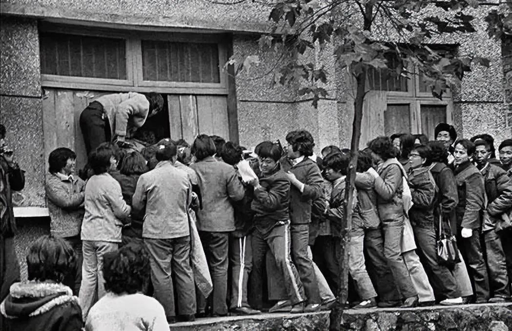 1969年，一大群人围着这个店铺，那个时候还是使用粮票，很多人围着这个国营商店，