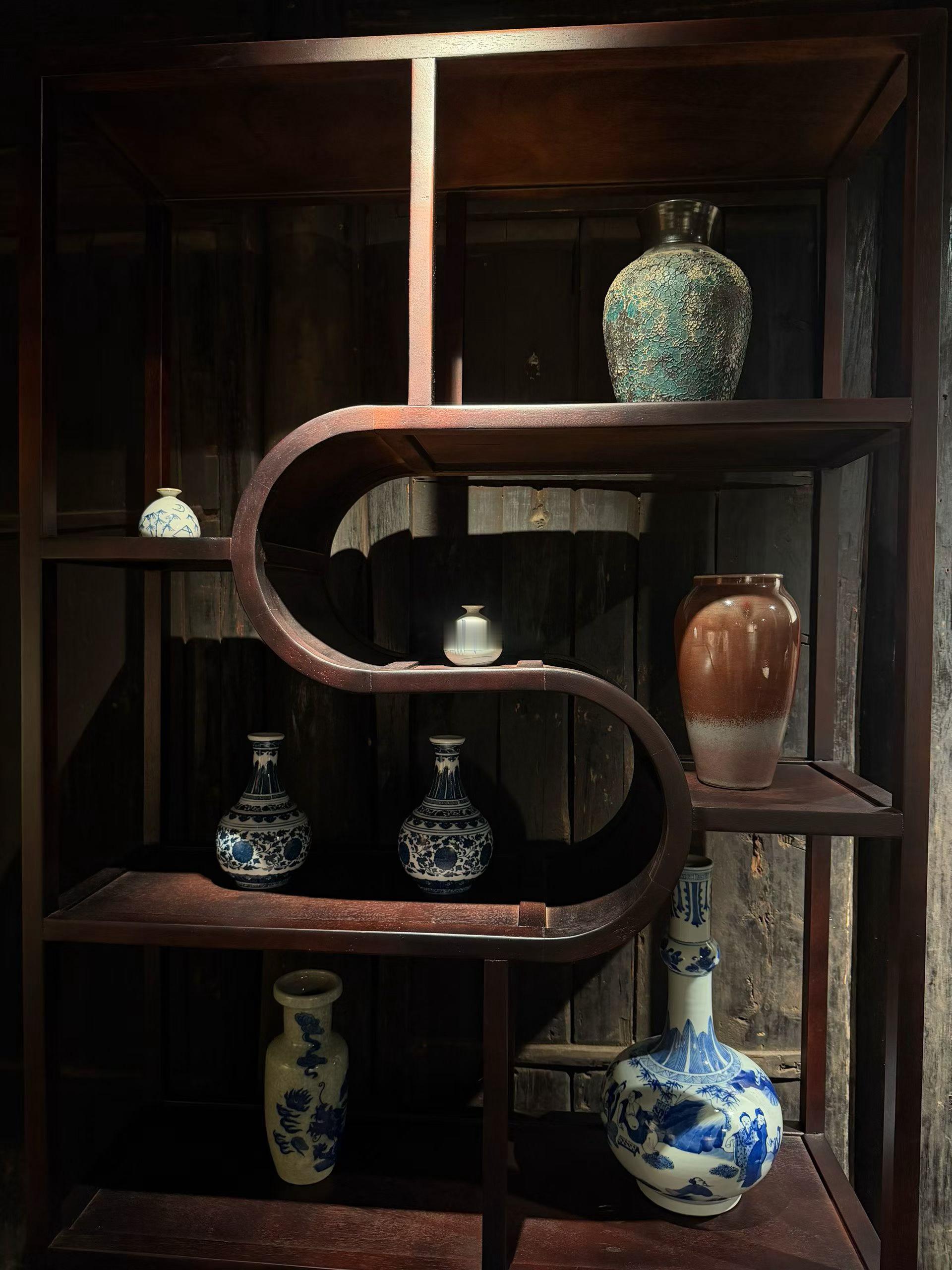 不在人间烟火里喧哗，而在内心寂静处开花。在无人看见的夜里，允许内心留白，才是对生