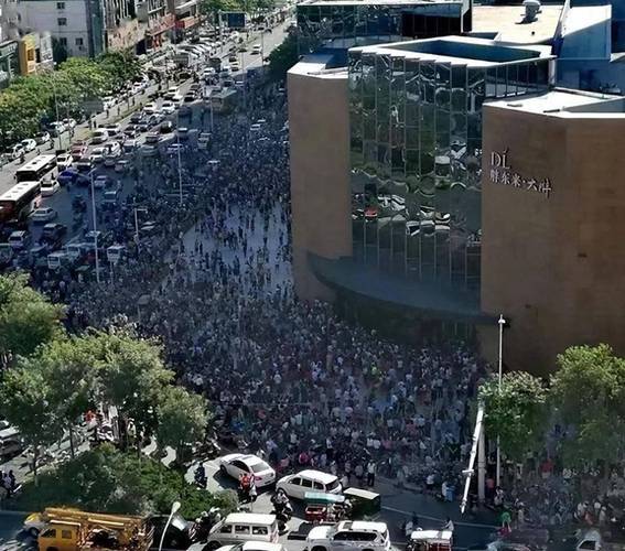 胖东来许昌老店永久关闭，该店年营收20亿、纯利过亿，因部分房东眼红涨房租而关闭。