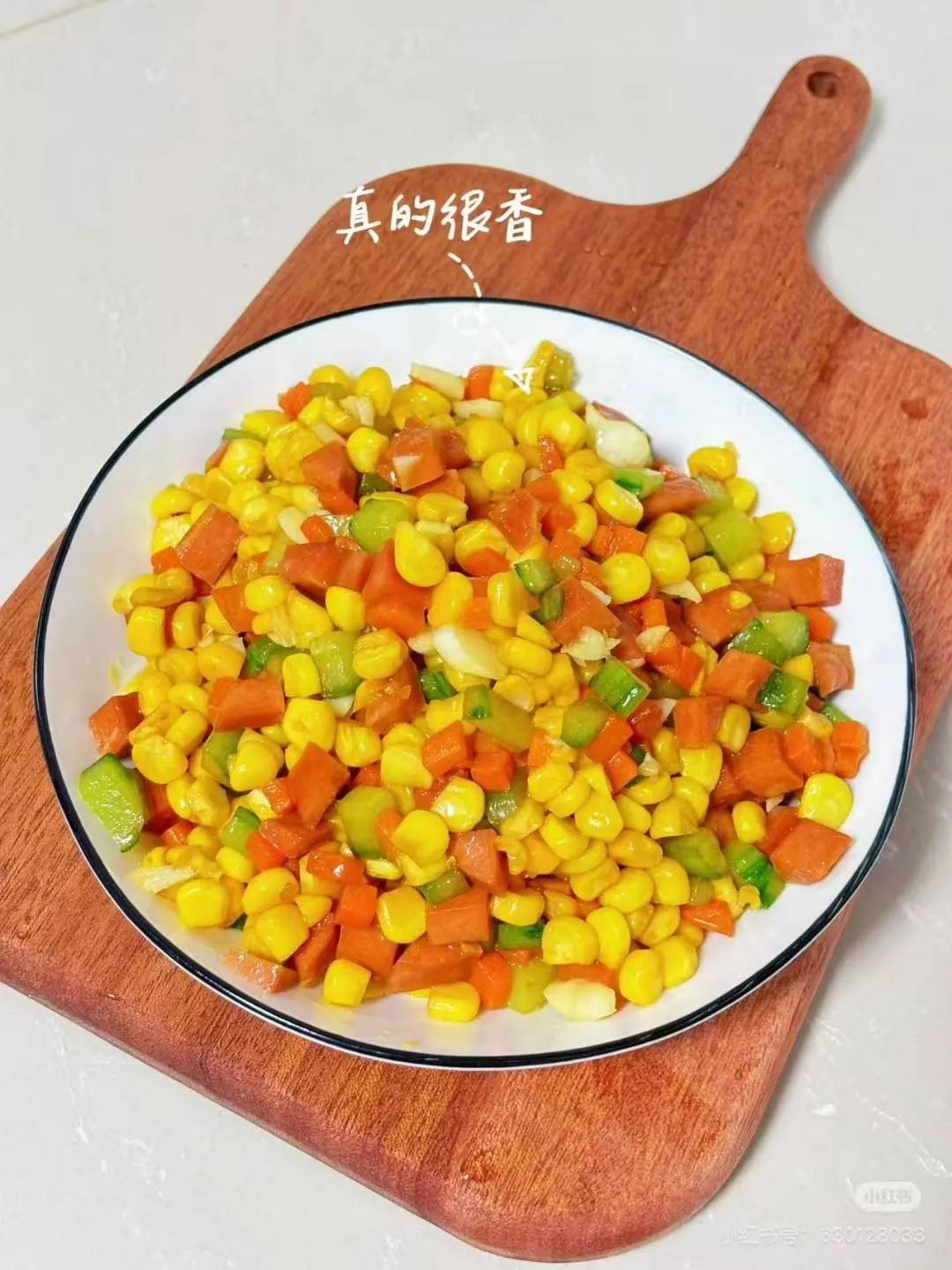 炒玉米粒
预处理‌：玉米粒焯水1分钟沥干，配青椒、胡萝卜丁。‌‌
‌快炒‌：热油