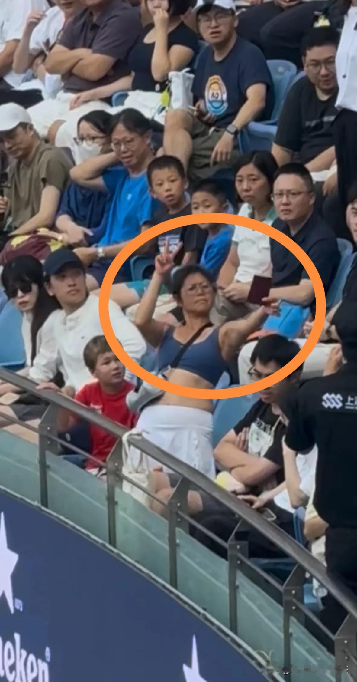 10月1日上海网球大 师赛本来是国 庆假期体育盛宴，却被46岁外籍女子谢某某酒后