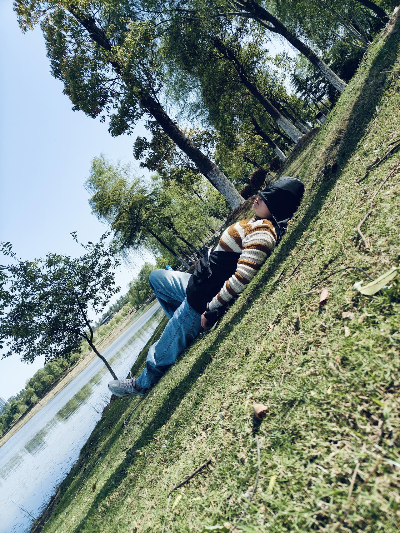 长大后才懂，很多情绪只能自己消化，很多心事只能悄悄藏起。我们笑着说没事，心里却满