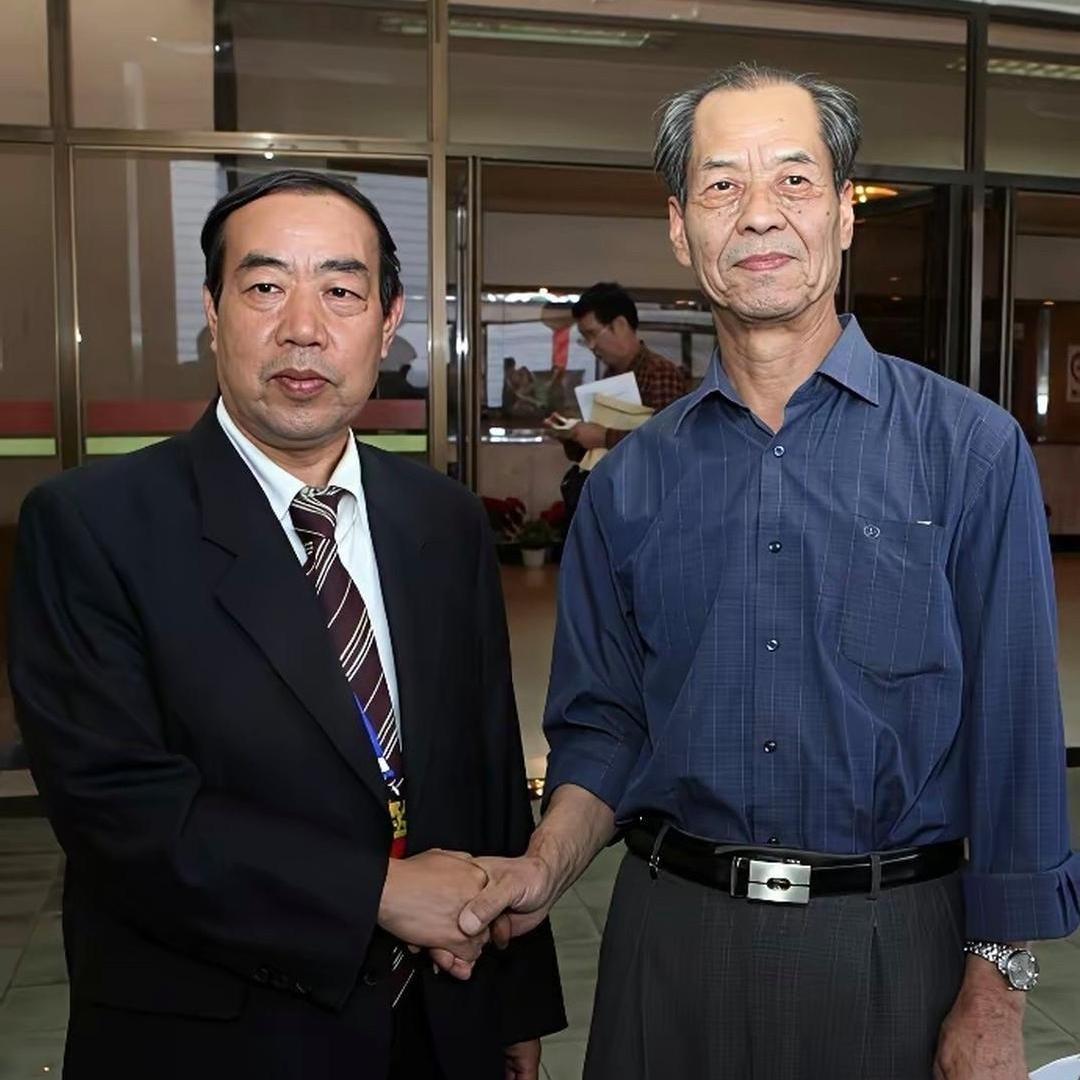 同样是乡土文学大家，家风差距一眼看穿！
 
翻看陈忠实与贾平凹合照，两人气质截然