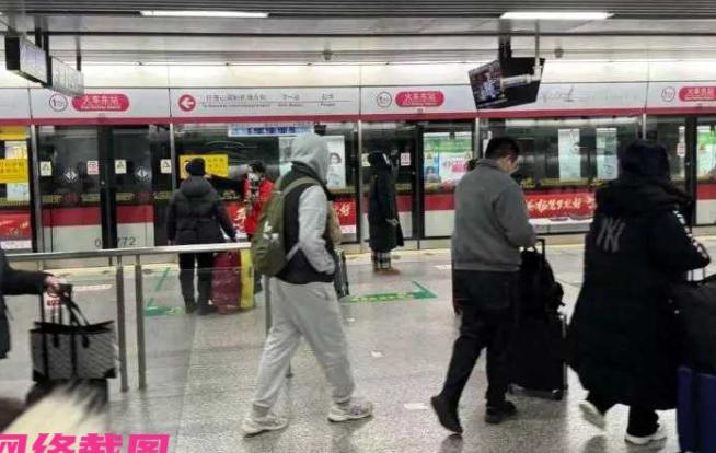 5月12日浙江杭州地铁内发生一起利用善意行骗事件。一名女孩乘车时，被一名老人以不
