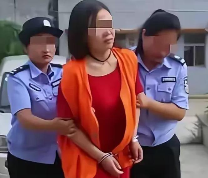 有个妈妈为了孩子付出了很多，但她的孩子却背叛了她。
这起悲剧，真叫人心里不是滋味