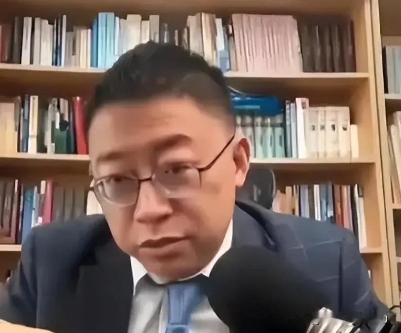 沈逸把话筒拍在桌上那一下，我耳机差点炸掉。

沈逸在讲话时说的很直白，他说境外资