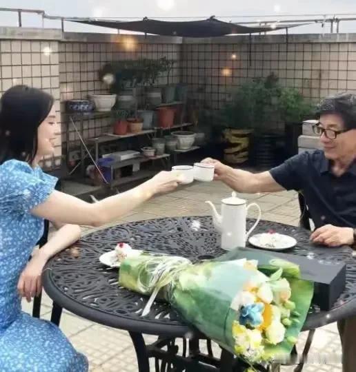 和爸爸妈妈在一起的黄圣依，状态完全不一样啊，完全就是被宠爱的小女孩，她和爸爸在阳