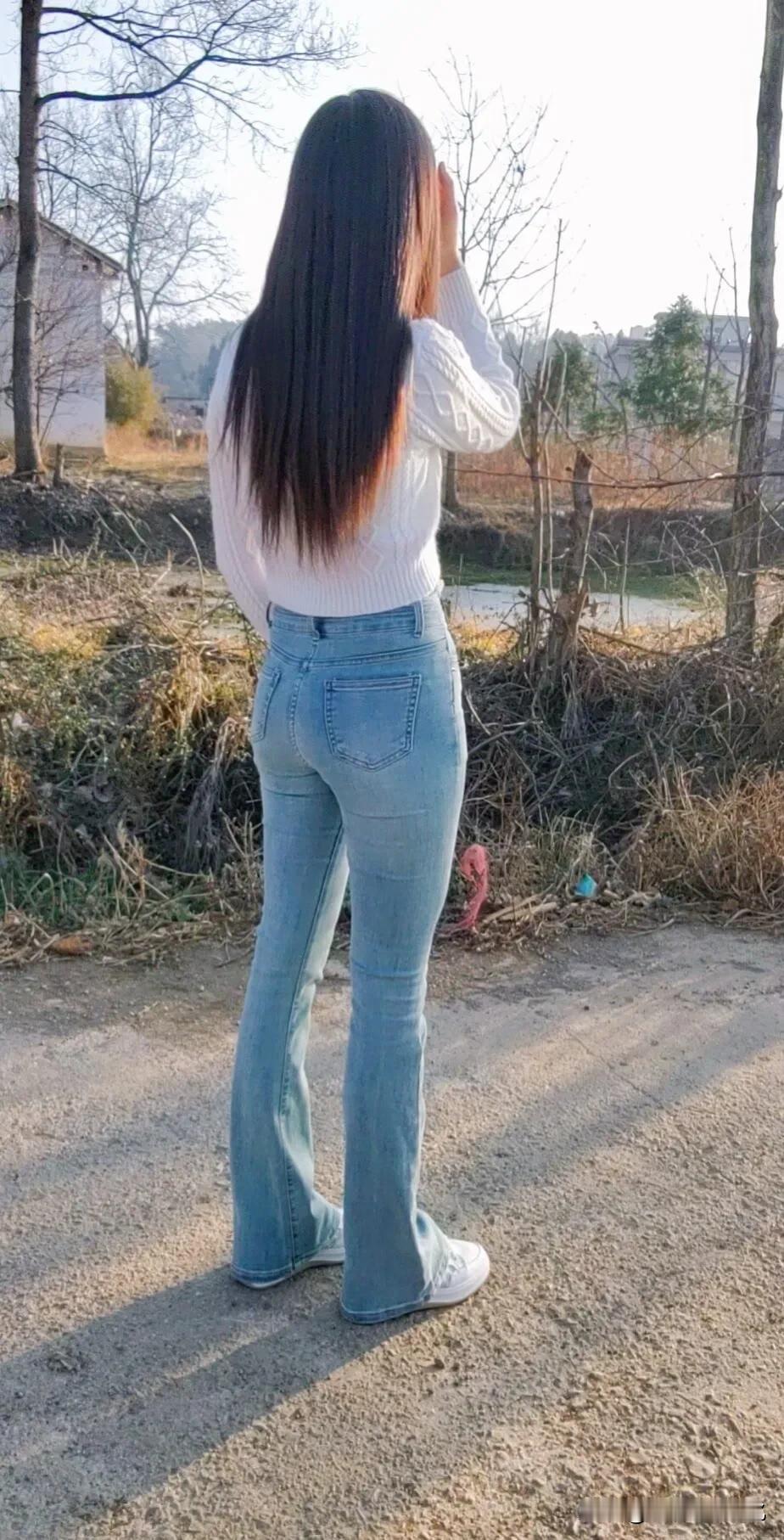 白衣倩影照，青丝轻拂风。