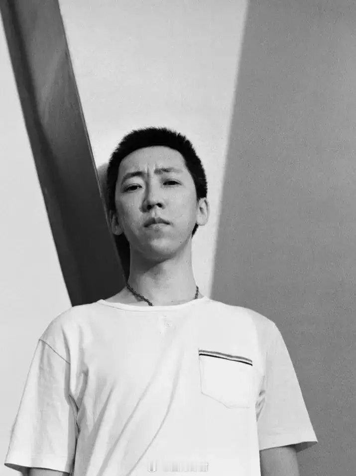 再见爱人留几手i到底有没有才华？他是豆瓣 微博初代网红，就已经说明了他的才华，至