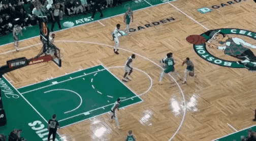 塔图姆大伤初愈，复出首场，准三双，最为惊艳的一球，单手劈扣。
现代医学真能让人恢