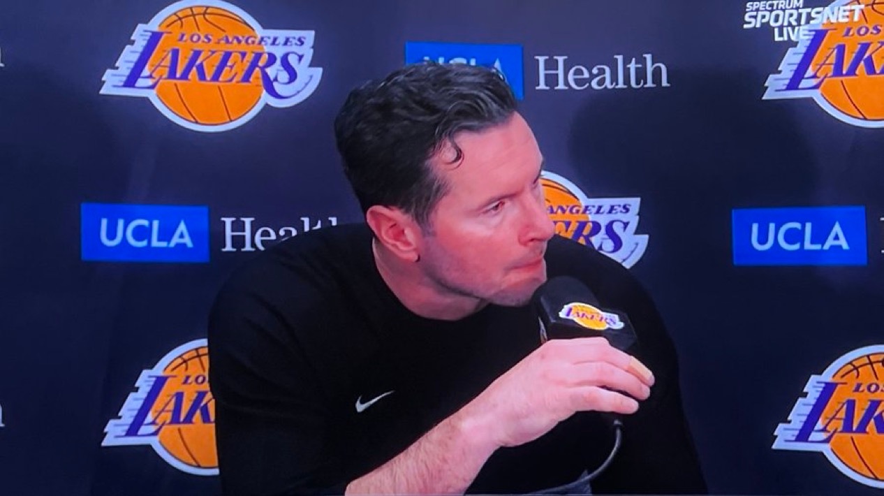 湖人在第三节追平比分后，雷迪克谈活塞在后面是如何拉开分差的：“我们在第三节末到第