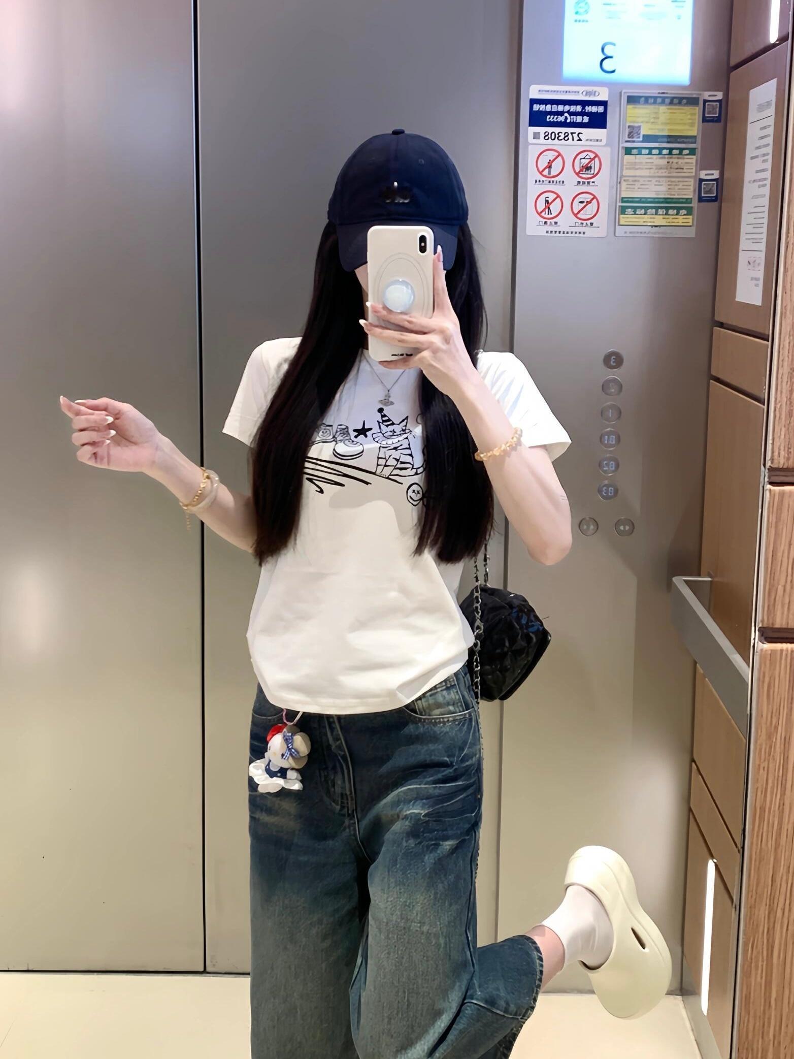 碎花裙的浪漫留给别人,我穿T恤牛仔裤,照样能接住夏天的风。 