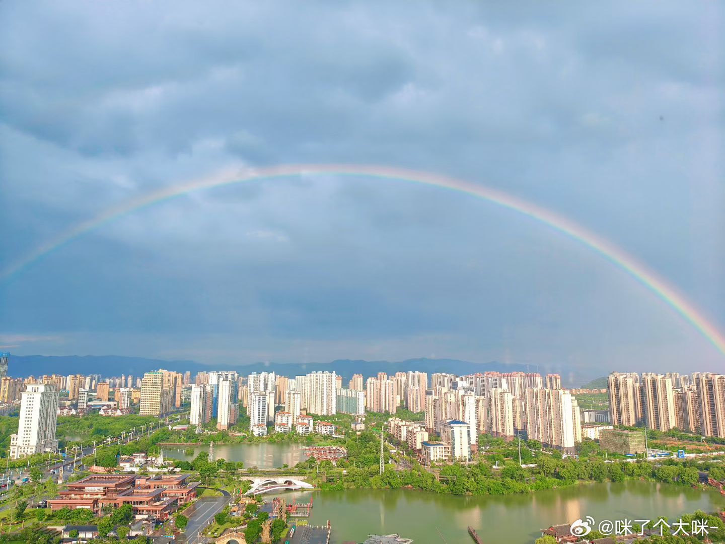 今日份彩虹🌈 