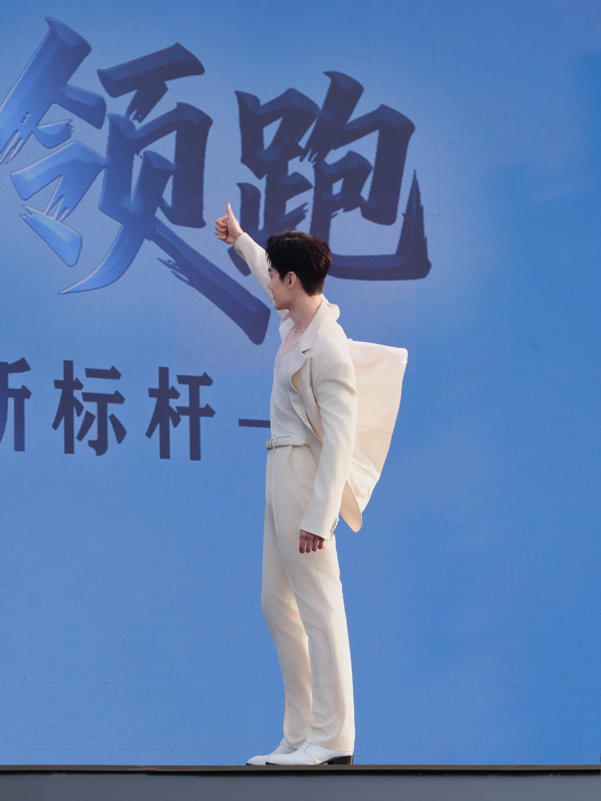 衣服飘起来像神女一样… 