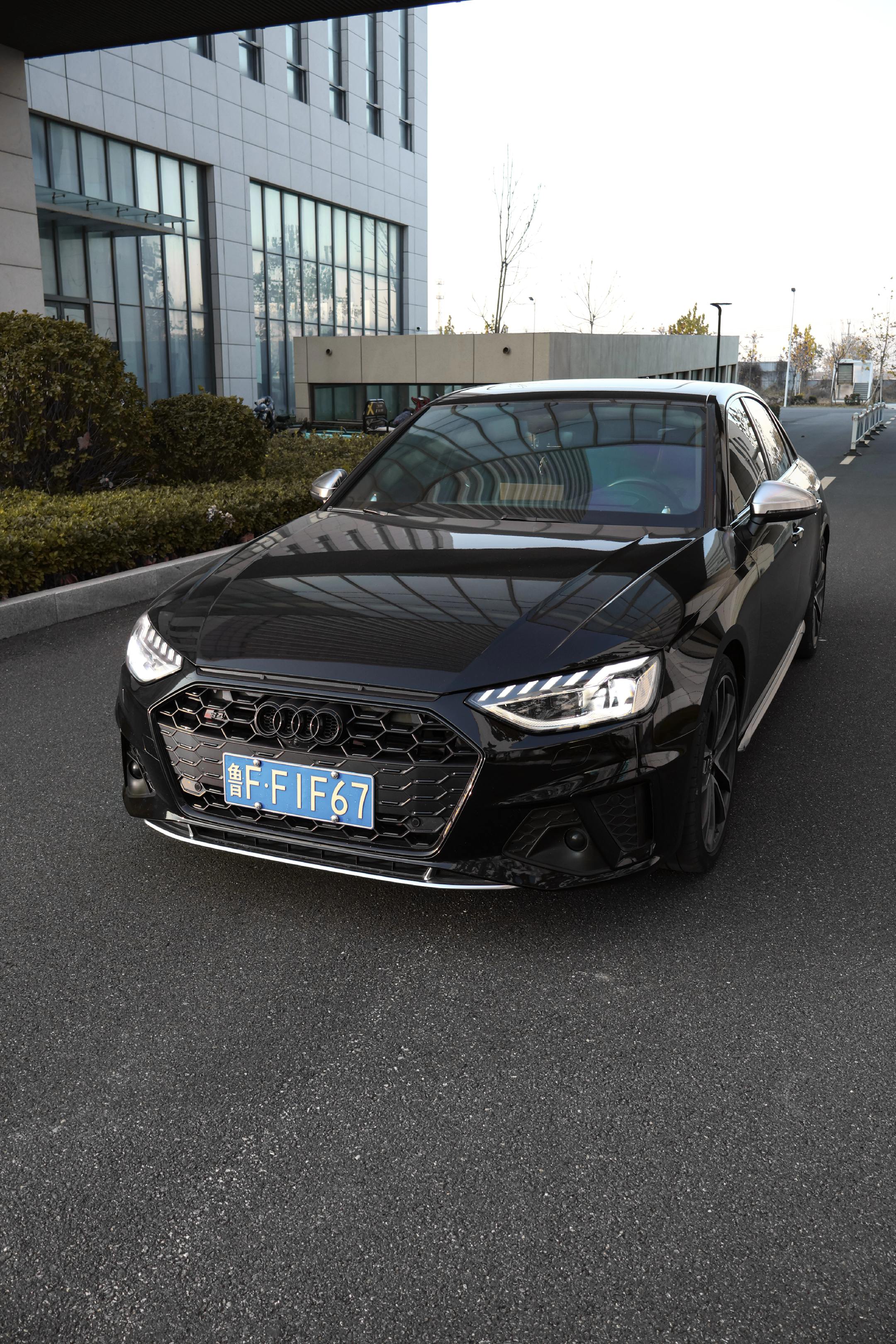 加98号汽油的奥迪S4。