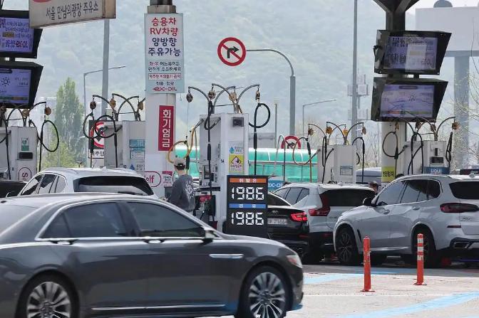 韩国的车主们一个个都“摆烂”了，把私家车往车库里一扔，宁愿挤人山人海的地铁、公交