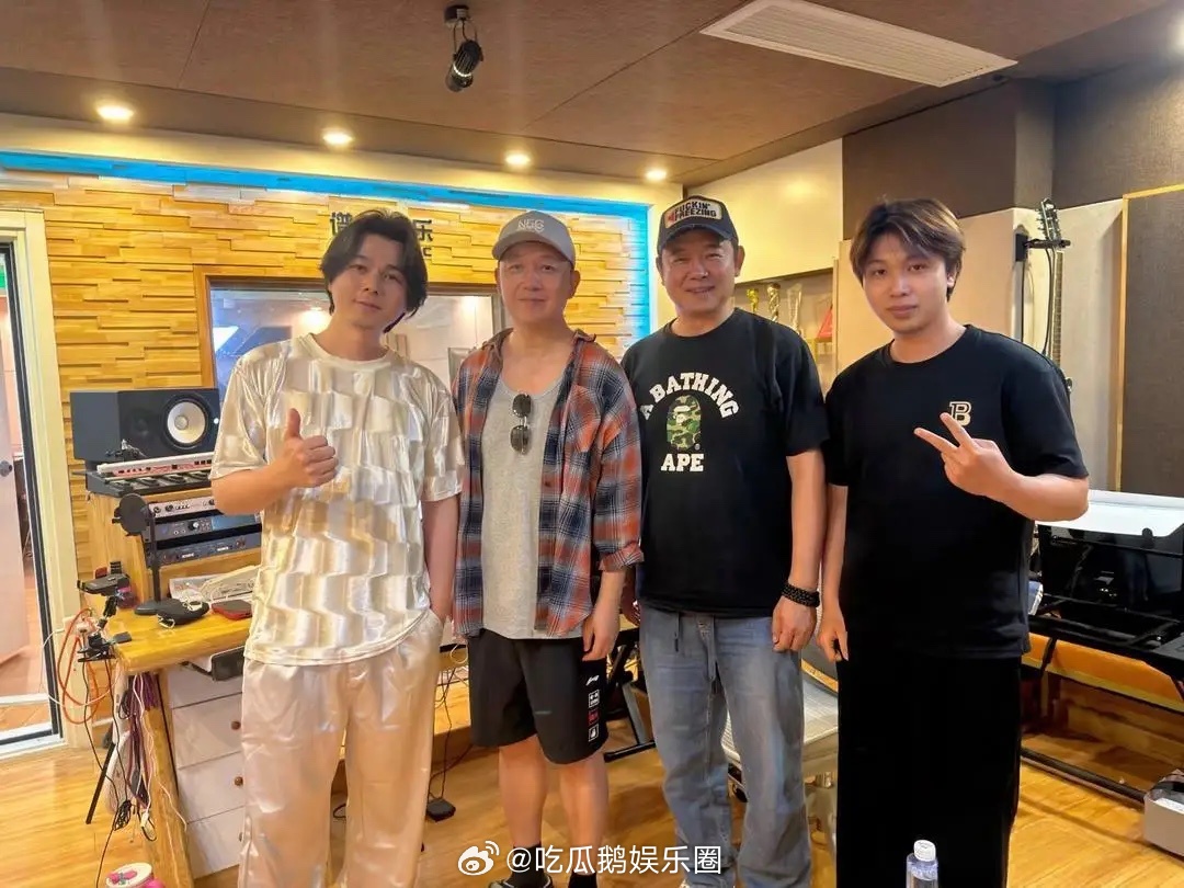 潘粤明现身海南三亚参观好友的音乐工作室，他穿着格纹衬衫，戴着鸭舌帽，脸部圆润，看