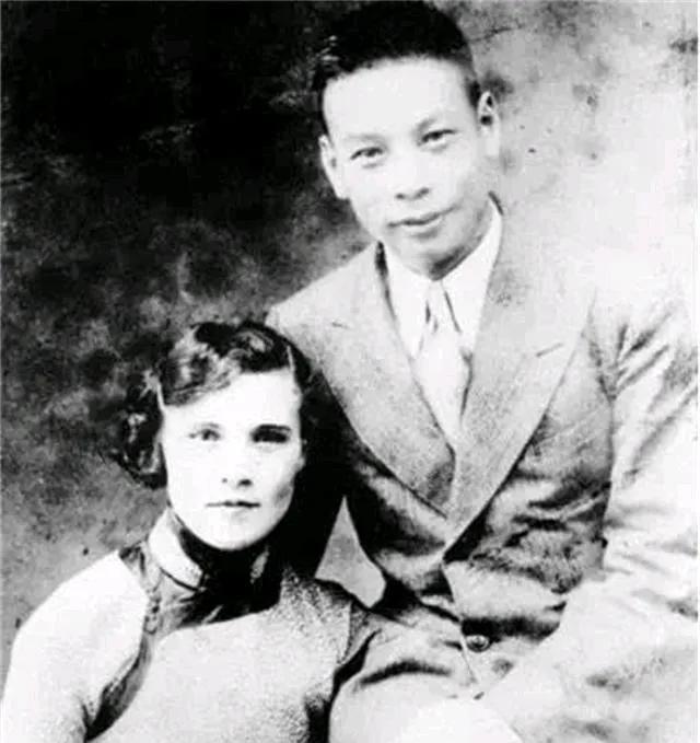 1939 年，蒋经国的妻子蒋方良正在屋内行走。突然，她脱光了自己的衣服，歇斯底里