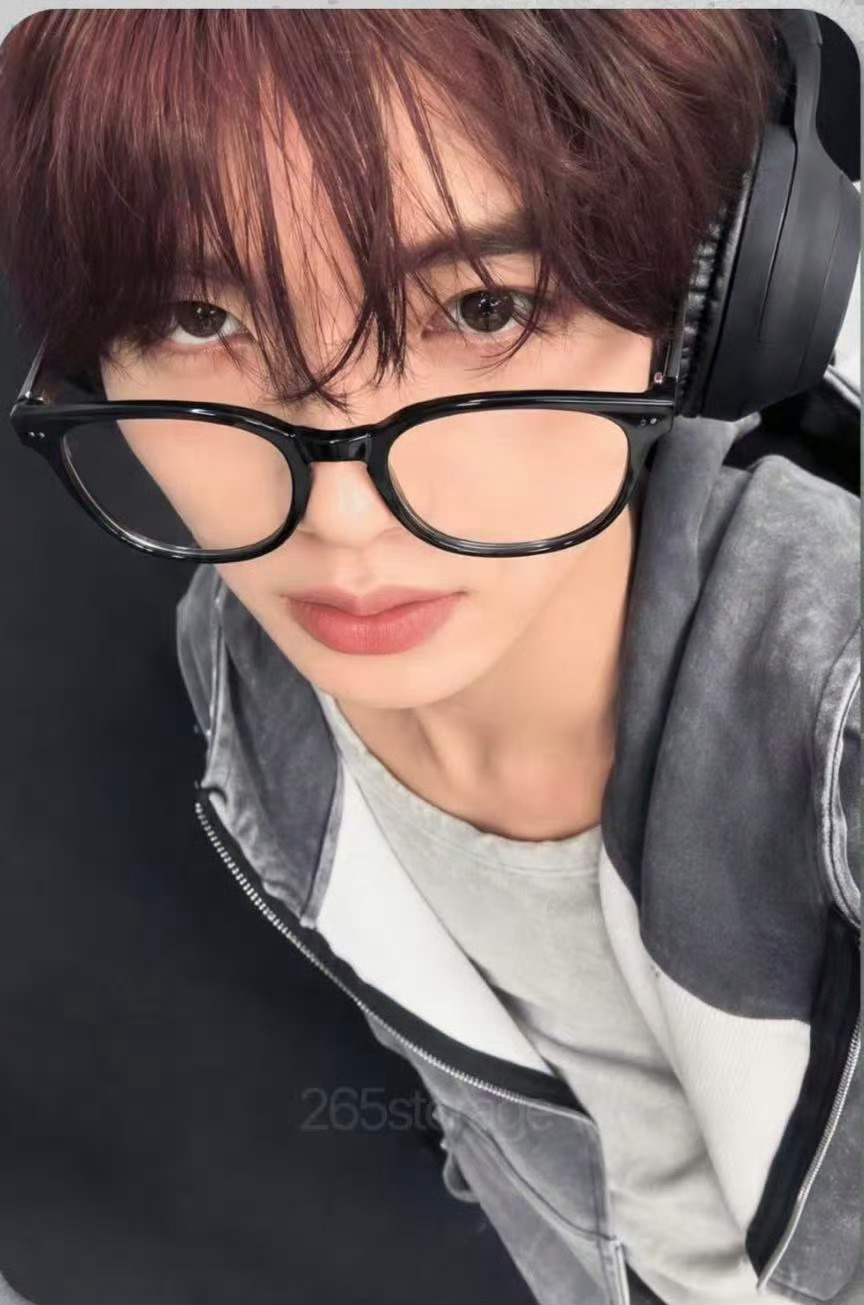 黑框的神来了..🖤🎧 