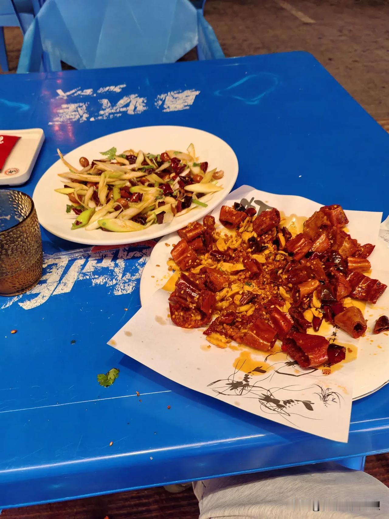 十三香鱿鱼丝，鱿鱼丝不超过4根，一盘48元，应该不算贵，毕竟是威海这种旅游城市。