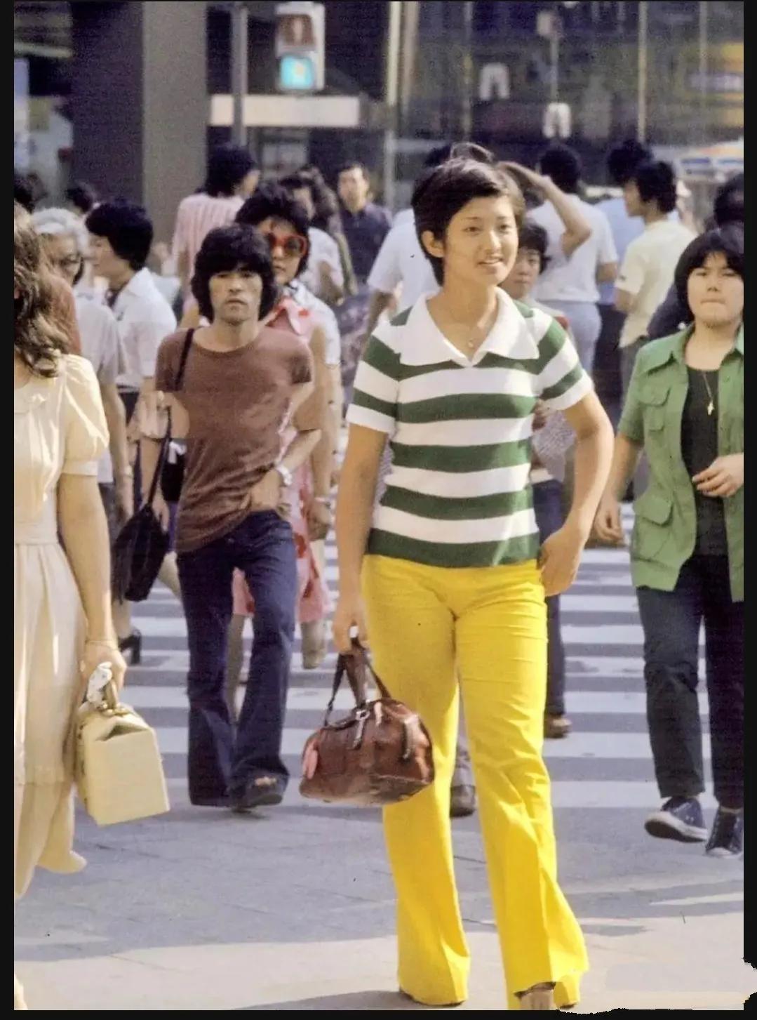 1974年，年轻的山口百惠刚满16岁，她凭借着出众的容貌、甜美的歌声和精湛的演技