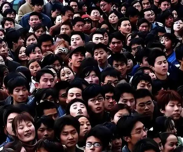 2025年，中国死亡人口达到1131万人。

这相当于在过去的一年里，中国平均每