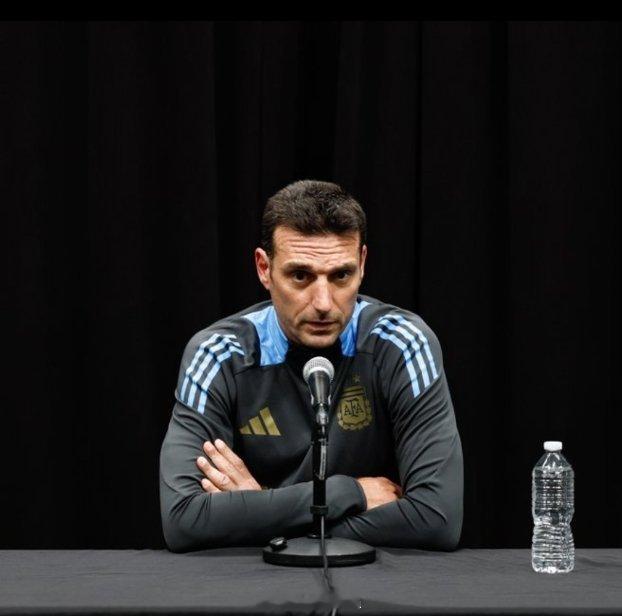 据《米兰体育报》，巴西主帅安切洛蒂是世界上收入最高的国家队教练，有三位阿根廷籍教