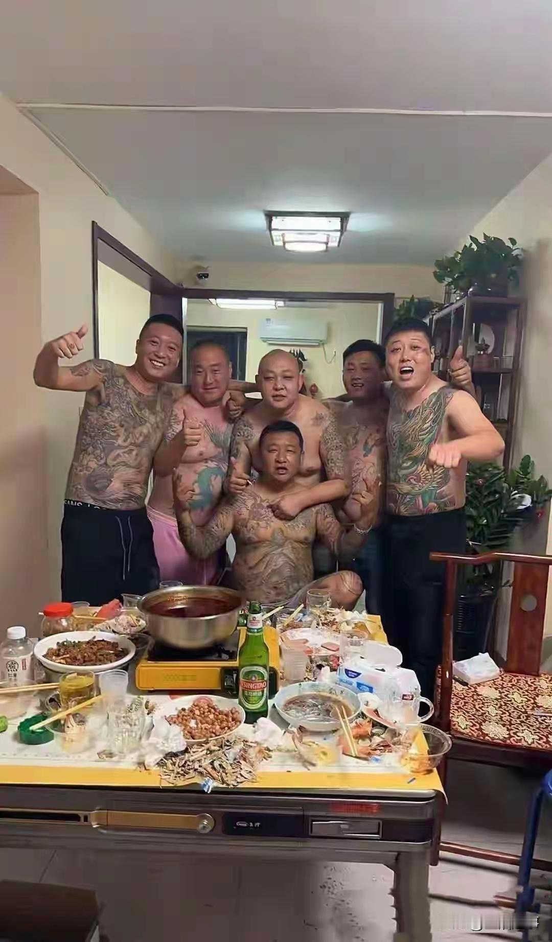 纹身的不一定是坏人，但是好人肯定不會去紋身。[奸笑][奸笑]