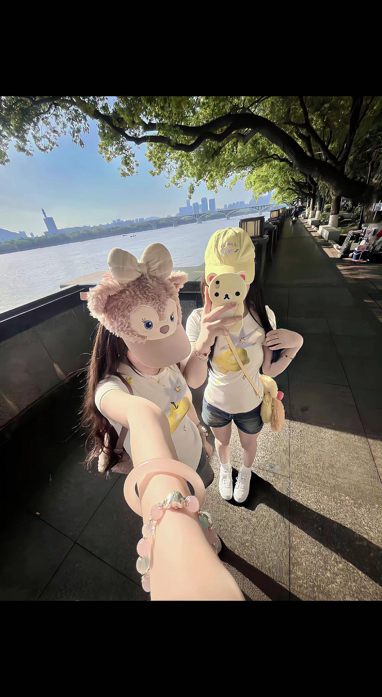 ☀️阳光把影子织成地毯，江风偷吻发梢～小熊耳机里藏着夏的密语🎧 闺蜜贴贴的温度