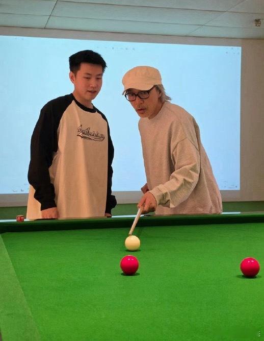 周星驰说只有赵心童能打赢他《功夫女足》深圳路演现场，斯诺克世界冠军赵心童惊喜现身