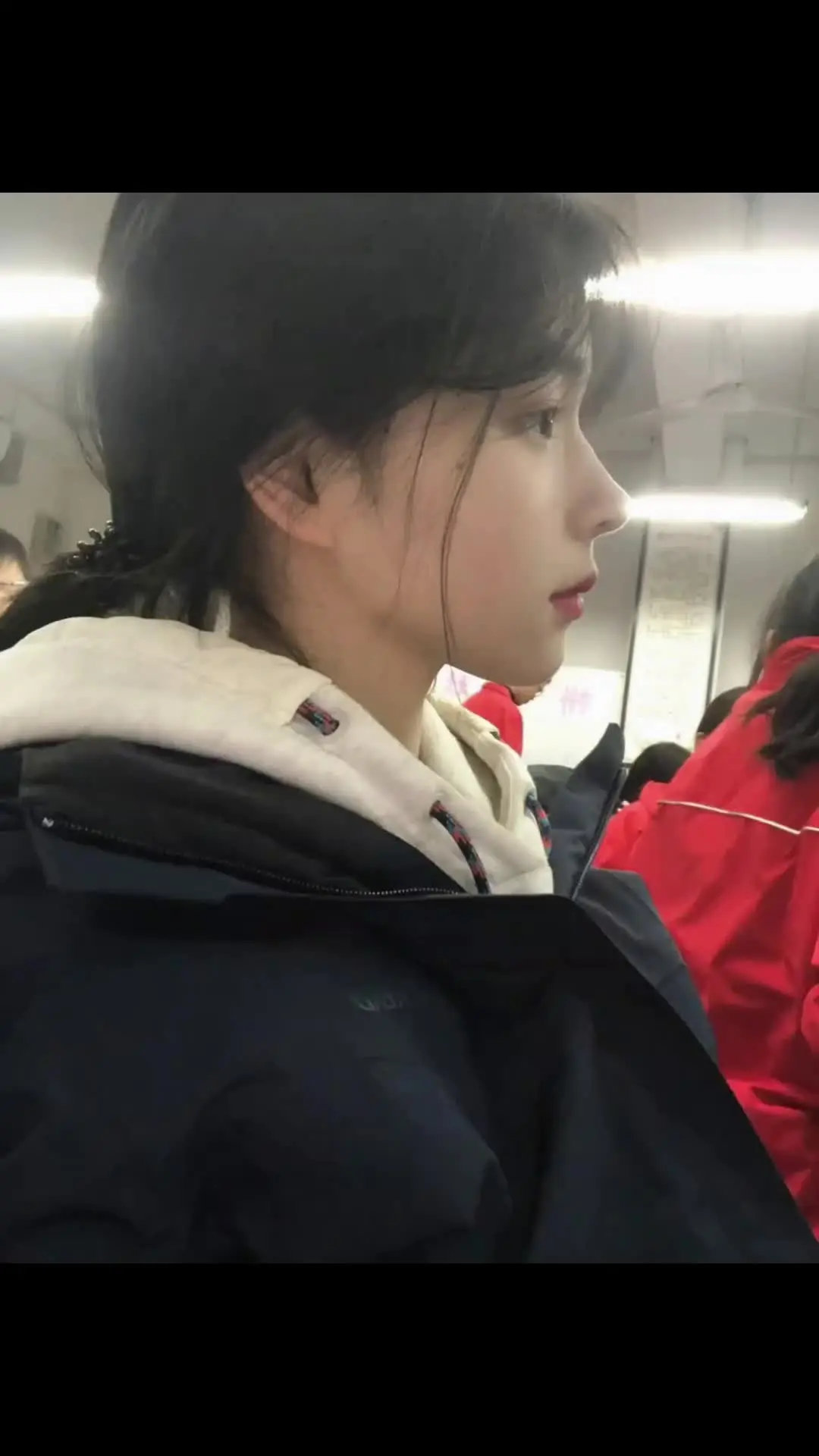 她像是含苞待放的花骨朵