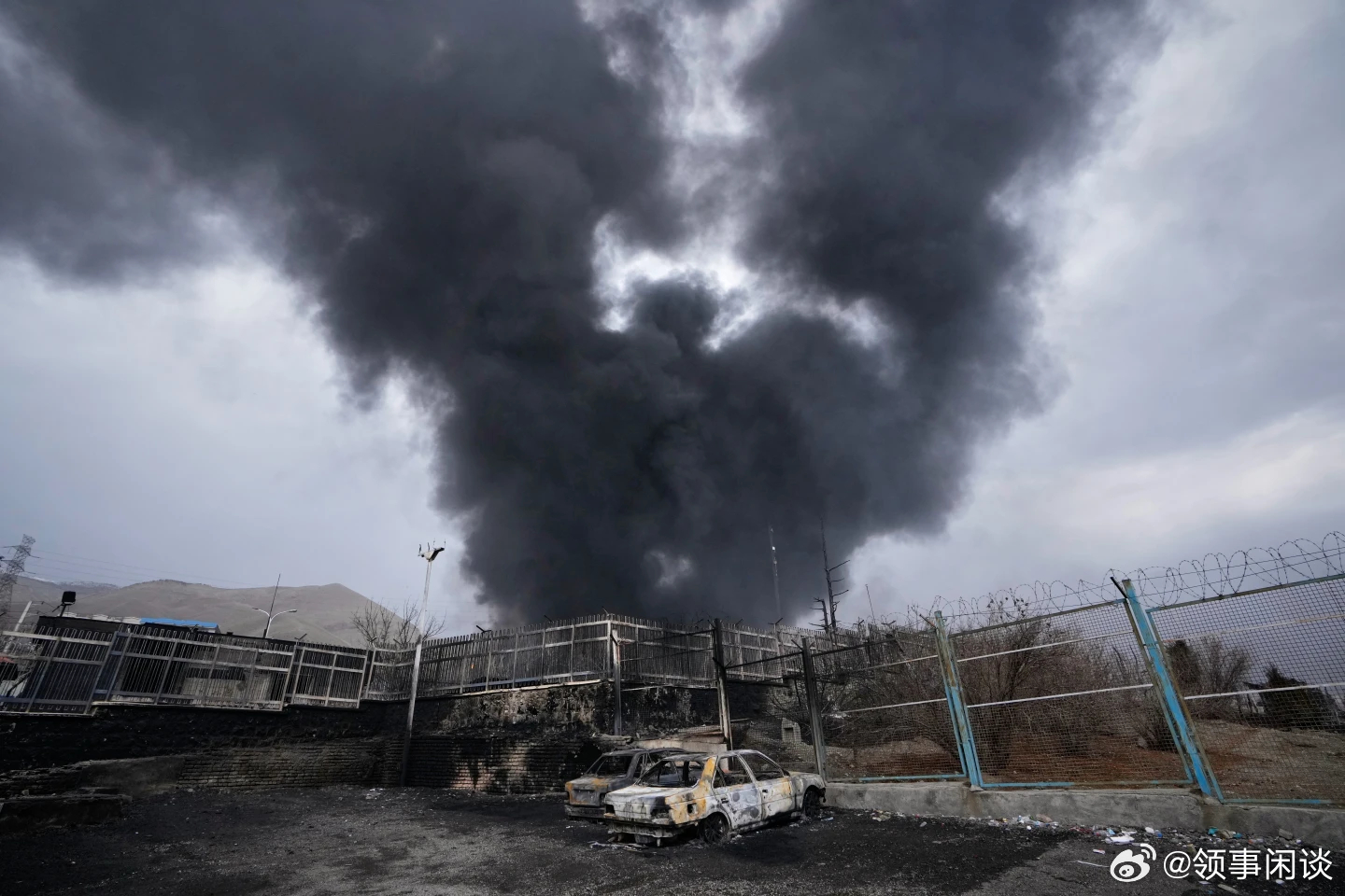 【原油价格突破每桶100美元】（美联社）——由于伊朗战争阻碍了中东地区的石油生产