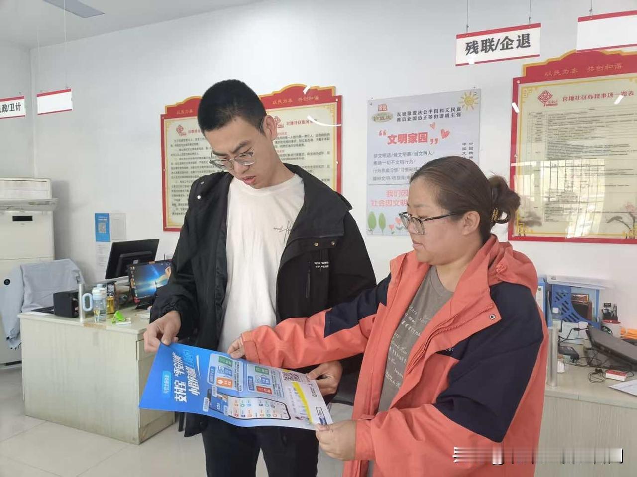 万柏林区白家庄街道官地社区：“平安并州”进社区 服务零距离
 
万柏林区白家庄街