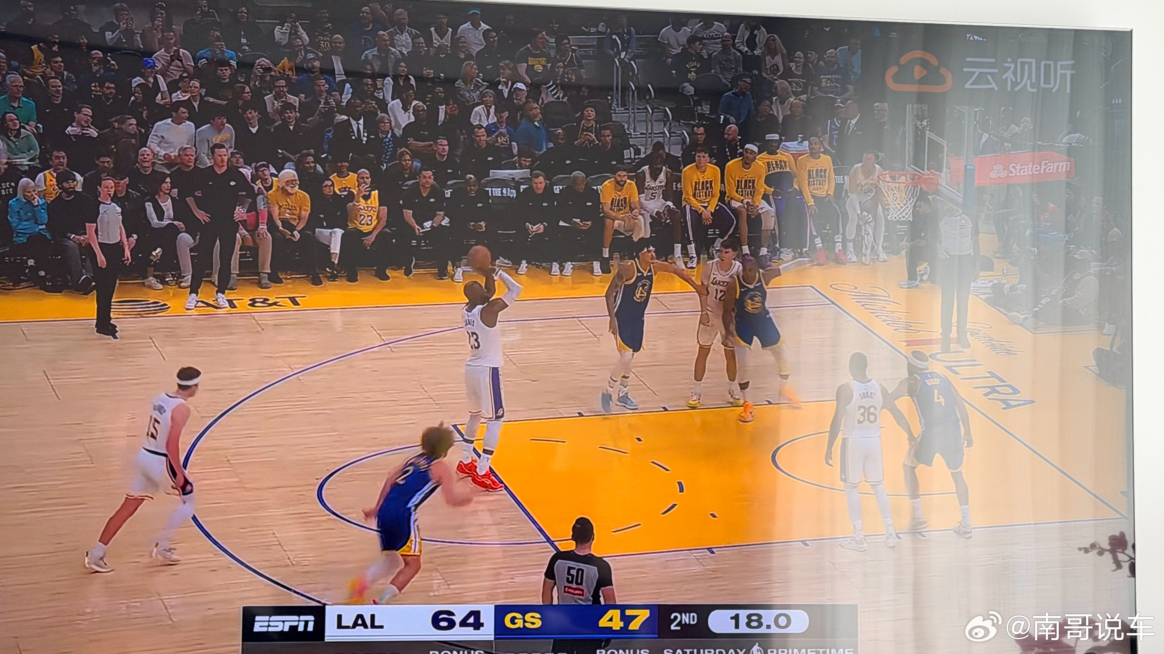 老詹今天打中锋比那个软脚虾艾顿强艾顿真的软的程度可以和杨瀚森有一拼 