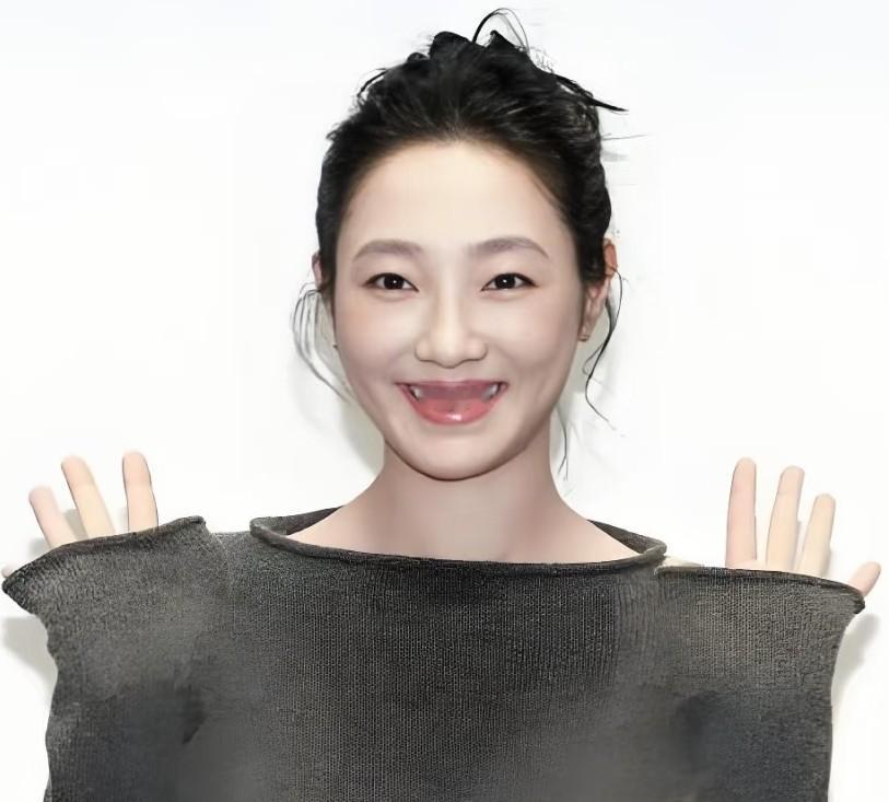 白百何去了釜山电影节，没上主竞赛，也没热搜。
张艺谋的新片，没她。
不是谁都没记