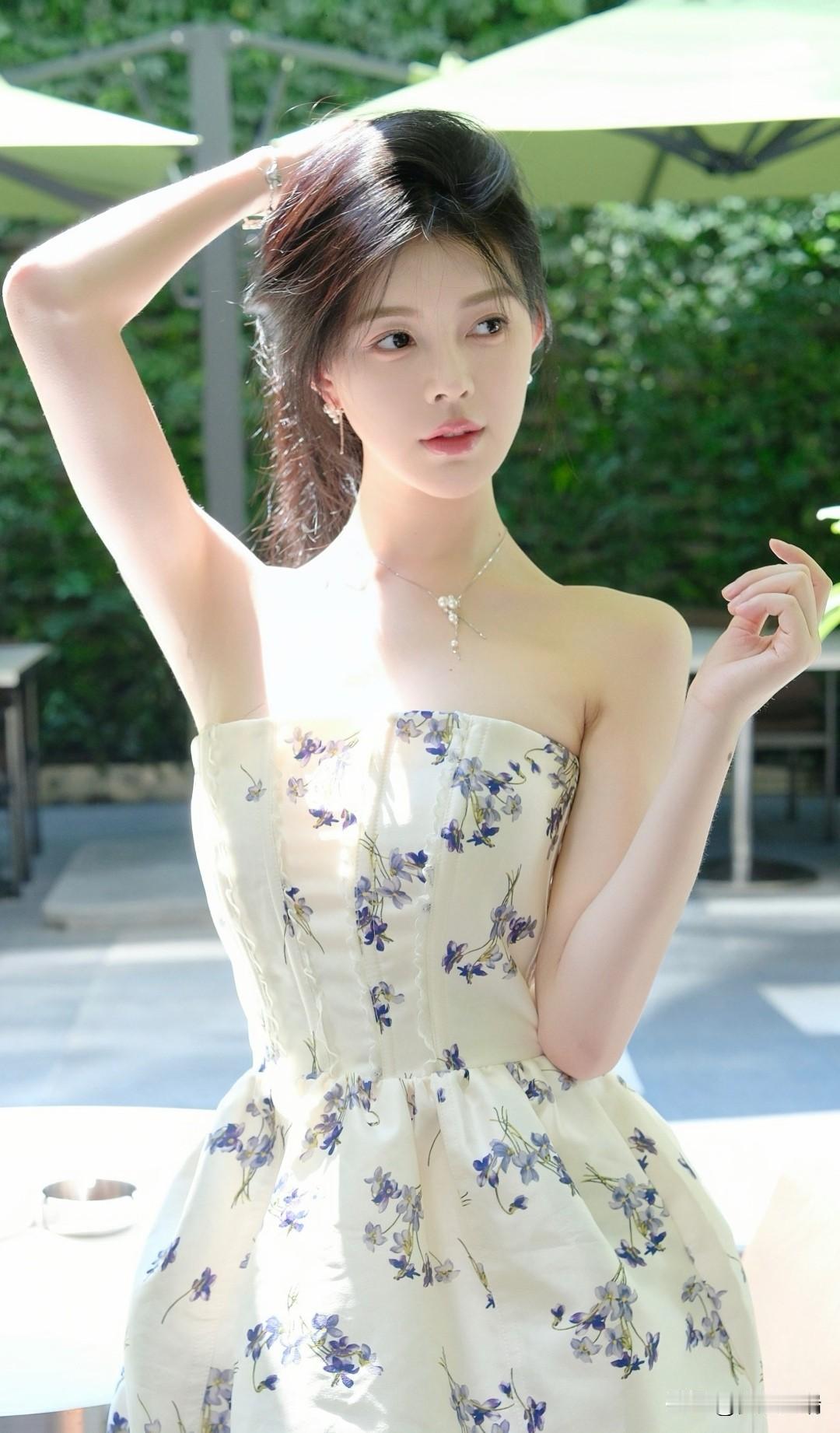 夏日清新风，优雅花裙摆，绿意盎然中，尽显自然美。