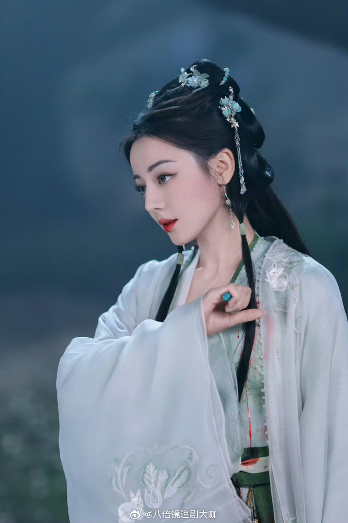 迪丽热巴演恶女好带感 就是说看到《白日提灯》的新剧情。感觉剧组后期在剪辑的时候，