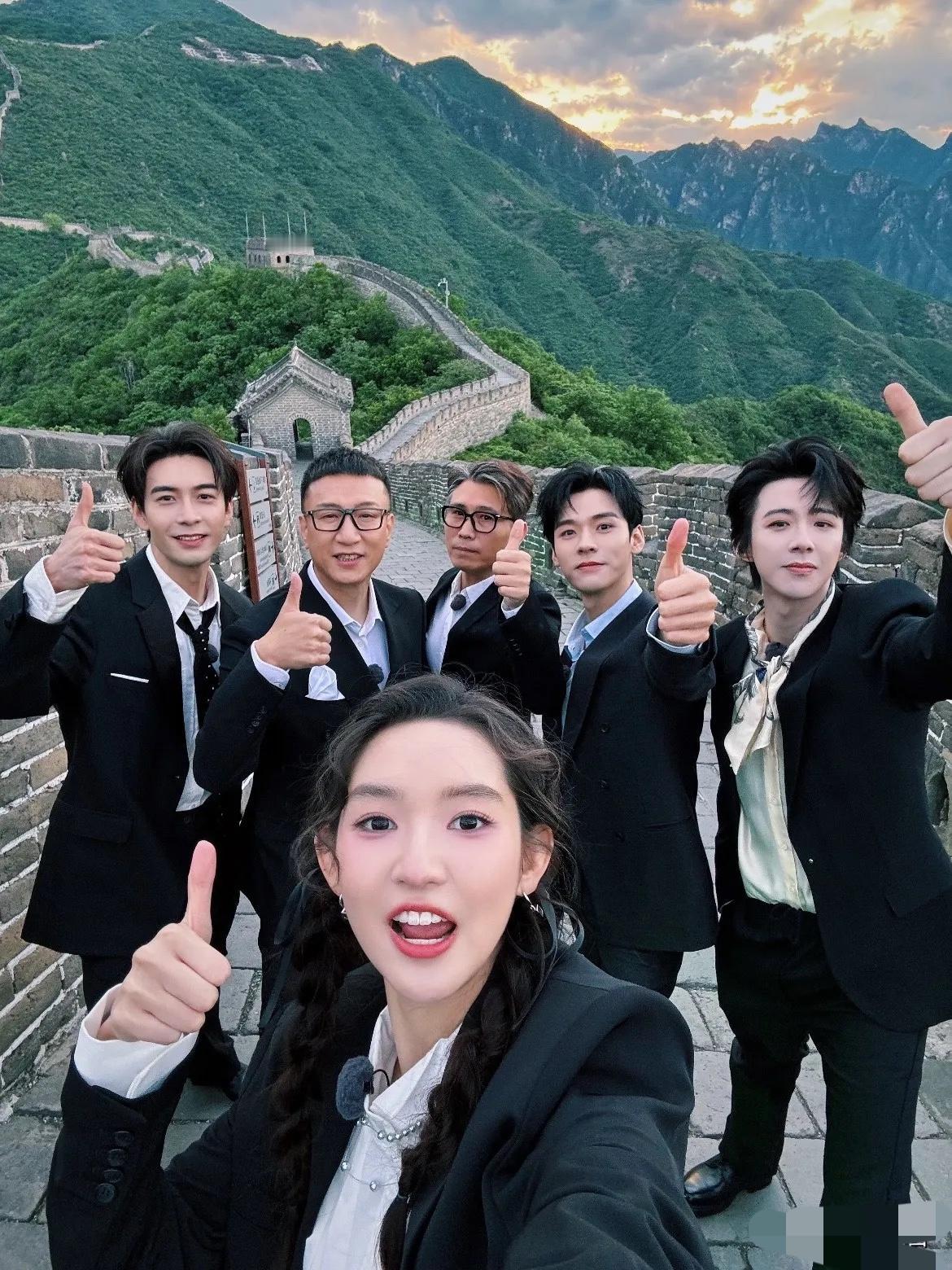 女士优先市🈶道理了，王玉雯拍照也是在最前面