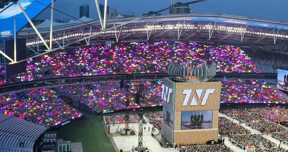 时代少年团上海演唱会day3，今天马嘉祺紫海和宋亚轩青海全景图，都是粉丝现场图，